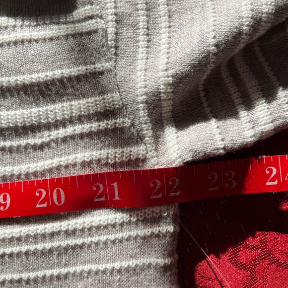 Chico’s Sweater, Lightweight Vee Neck Sweater- Size 2 NWT - Picture 5 of 9